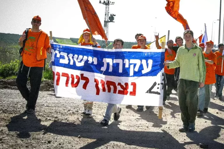 עמית-סגל-התנתקות-צילום-מירי-צחי-לעמ-לאמצעית-בגלריה-1-960x640